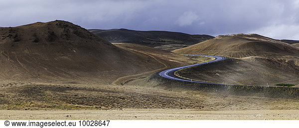 Gewundene Straße durch vulkanische Landschaft  Myvatn  Island