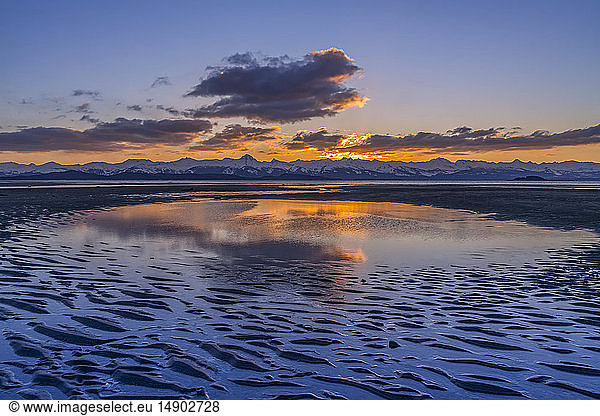 Gezeitenwatt bei Ebbe und Sonnenuntergang mit den Chilkat Mountains in der Ferne  Eagle Beach State Recreation Area  in der Nähe von Juneau; Alaska  Vereinigte Staaten von Amerika