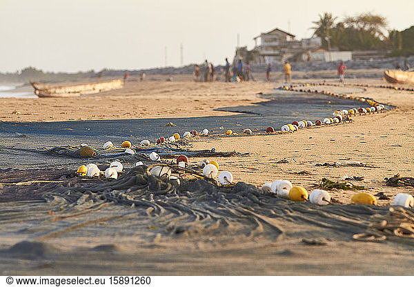 Ghana  Keta  Leeres Fischernetz  das in der Abenddämmerung am sandigen Küstenstrand liegt