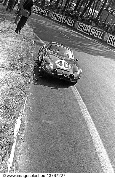 Giampiero Biscaldi´s Alfa Romeo TZ Rennen in Le Mans  Frankreich 1964. '