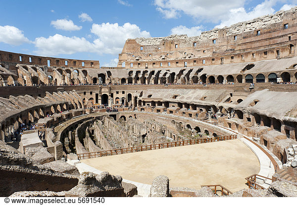 Gigantische Ruine  Amphitheater  Kolosseum  Colosseo  antikes Rom  Latium  Italien  Südeuropa  Europa