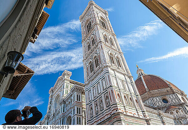 Giottos Campanile ist Teil des Gebäudekomplexes der Kathedrale von Florenz auf der Piazza del Duomo in Florenz  Italien.