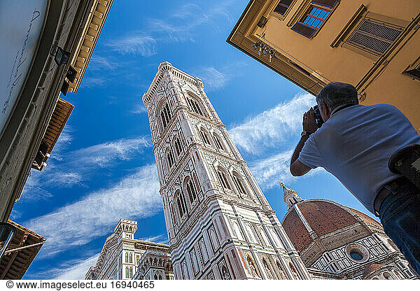 Giottos Campanile ist Teil des Gebäudekomplexes der Kathedrale von Florenz auf der Piazza del Duomo in Florenz  Italien