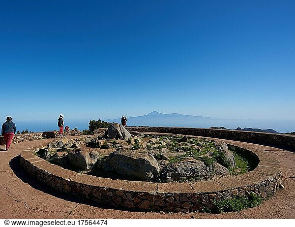 Gipfel des Alto de Garajonay  höchster Berg der Insel La Gomera  1487 m  Aussicht auf Teneriffa und den Teide  Nationalpark Garajonay  La Gomera  Kanarische Inseln  Spanien  Europa