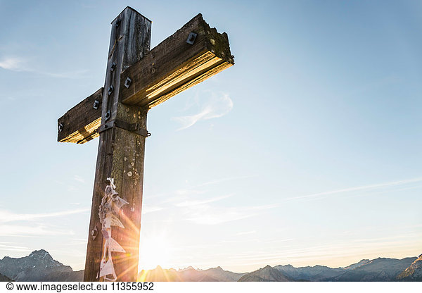 Gipfelkreuz am sonnigen Tag  Kleinwalsertal  Österreich