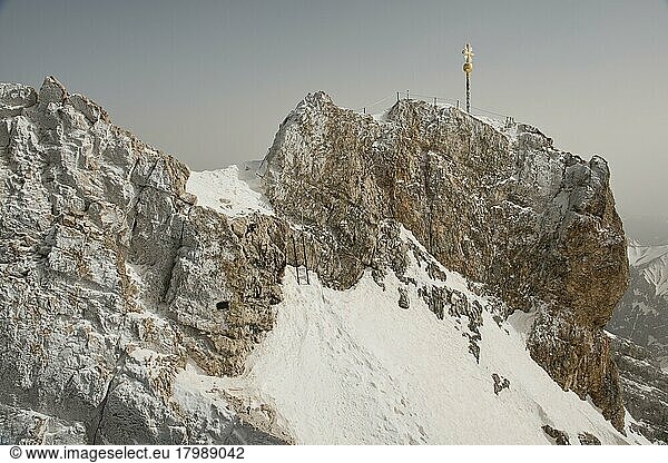 Gipfelkreuz auf der Zugspitze  Bayern  Deutschland  Europa