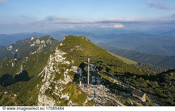 Gipfelkreuz der Benediktenwand Berge und Landschaft Bayrische Voralpenlandschaft Bayern Deutschland Europa