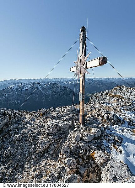 Gipfelkreuz der Guffertspitze  im Herbst  Brandenberger Alpen  Tirol  Österreich  Europa