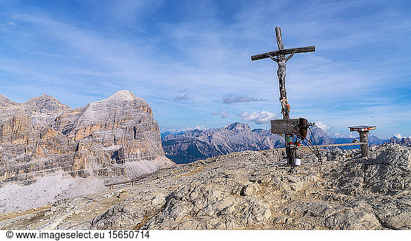 Gipfelkreuz des Monte Lagazuoi  Dolomiten  Italien