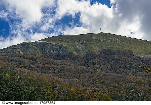 Gipfelkreuz im Herbst  Monte Catria  Apennin  Marken  Italien  Europa