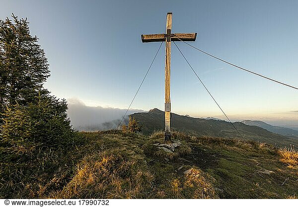 Gipfelkreuz im Morgenlicht auf dem Portlakopf  Damüls  Bregenzerwald  Vorarlberg  Österreich  Europa