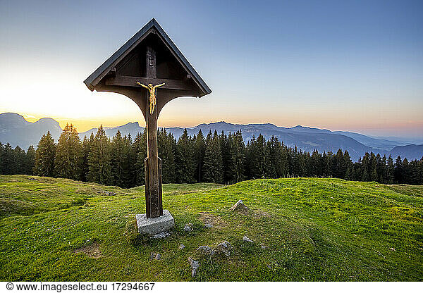 Gipfelkreuz in den Allgäuer Alpen bei Sonnenuntergang