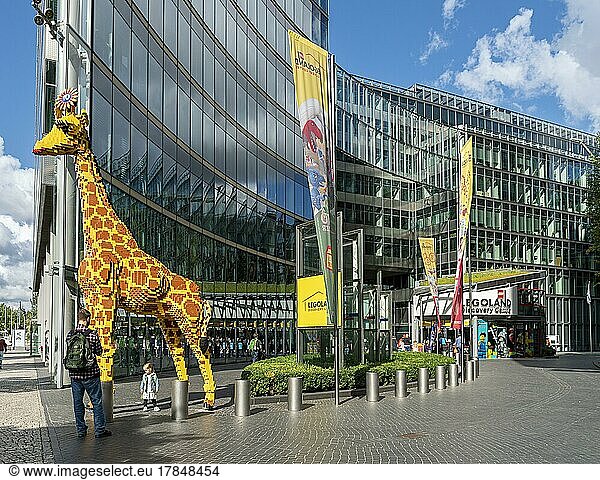 Giraffe aus Legosteinen vor dem Zugang zum Legoland am Sony Center  Potsdamer Platz  Berlin  Deutschland  Europa