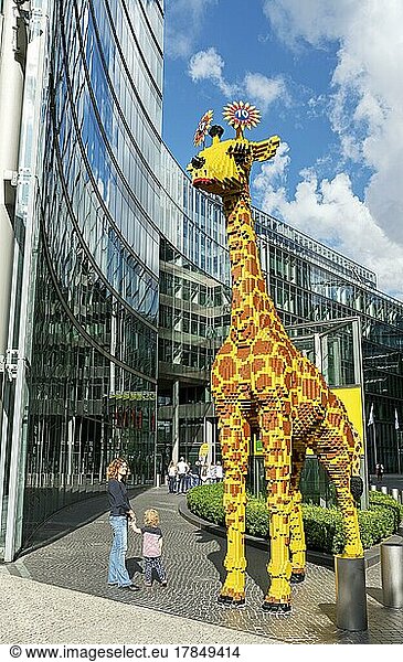 Giraffe aus Legosteinen vor dem Zugang zum Legoland am Sony Center  Potsdamer Platz  Berlin  Deutschland  Europa