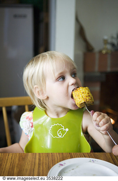 Girl eating Mais