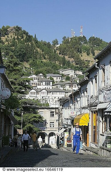 Gjirokastra oder Gjirokaster  Albanien. Ismail-Kadare-Straße in der Altstadt. Gjirokastra gehört zum UNESCO-Weltkulturerbe.