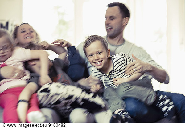 Glückliche Familie  die ihre Freizeit zu Hause verbringt