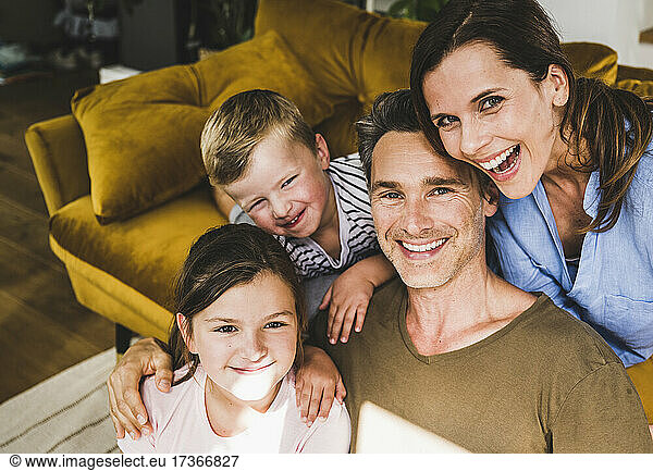 Glückliche Familie genießt die Freizeit zu Hause