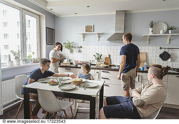Glückliche Familie in der Küche zu Hause