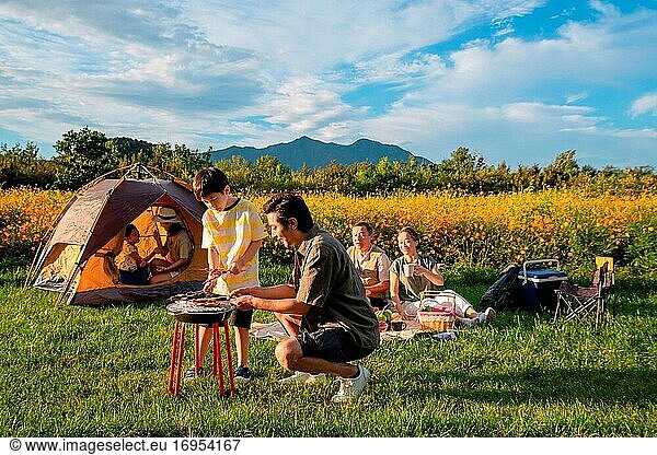 Glückliche Familie in der Vorstadt beim Picknick