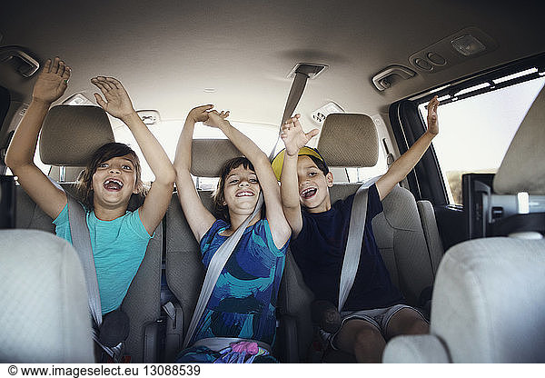 Glückliche Familie reist im Auto