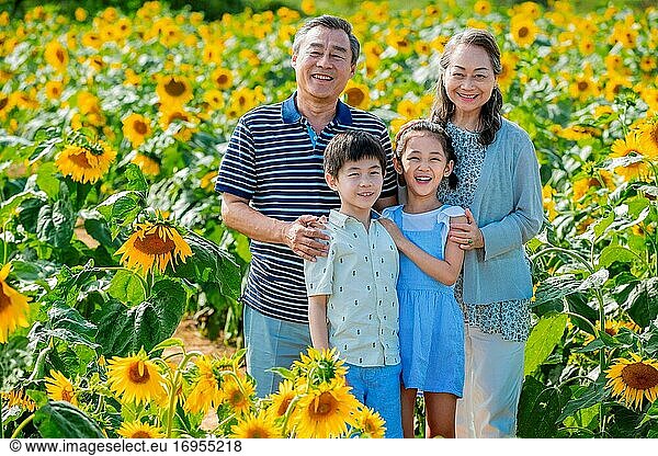 Glückliche Familie stand im Blumenmeer