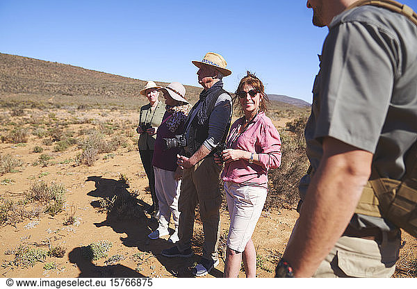 Glückliche Frau auf Safari mit Freunden in Südafrika