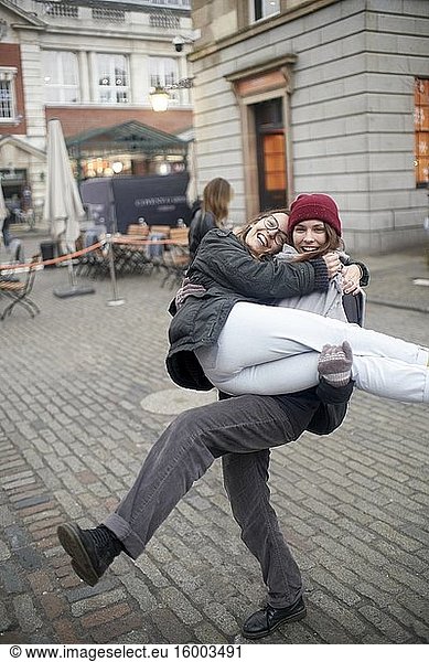 Glückliche Frau mit Freund in London  Großbritannien.