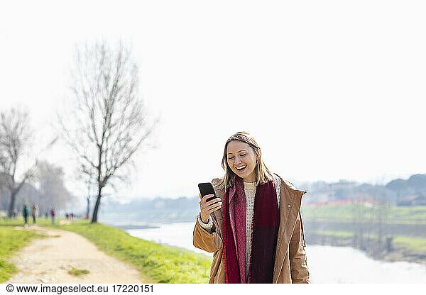 Glückliche Frau mit Mobiltelefon