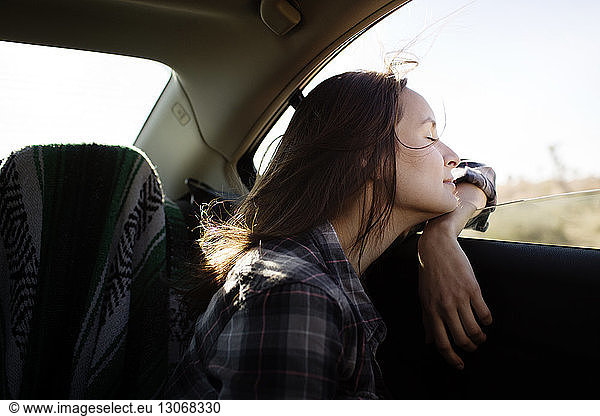 Glückliche Frau reist im Auto