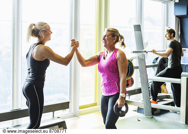 Glückliche Frauen im Fitnessstudio