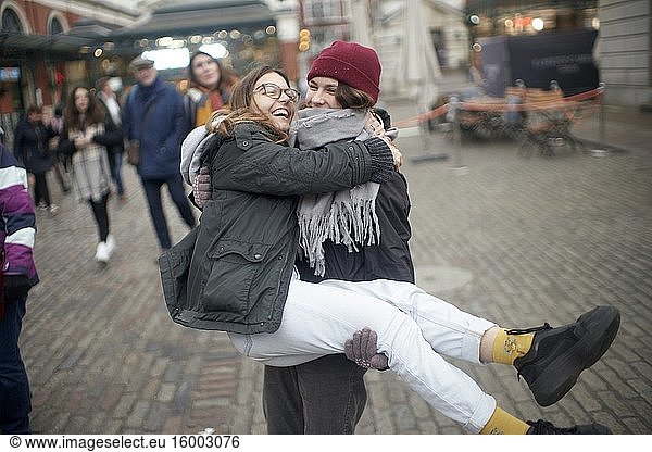 Glückliche Frauen in London  Großbritannien.