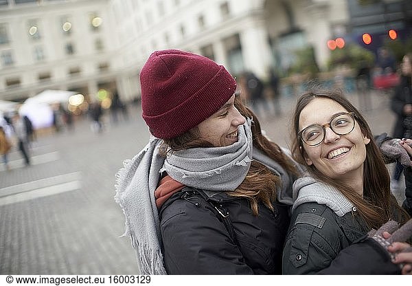 Glückliche Frauen scherzen herum