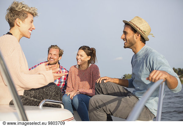 Glückliche Freunde bei der Kommunikation auf der Yacht