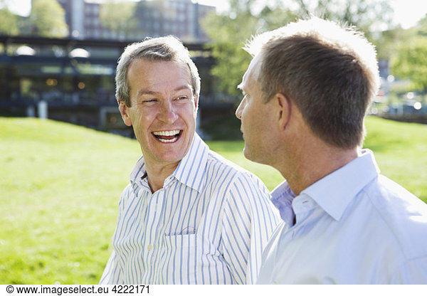 Glückliche Freunde im Park
