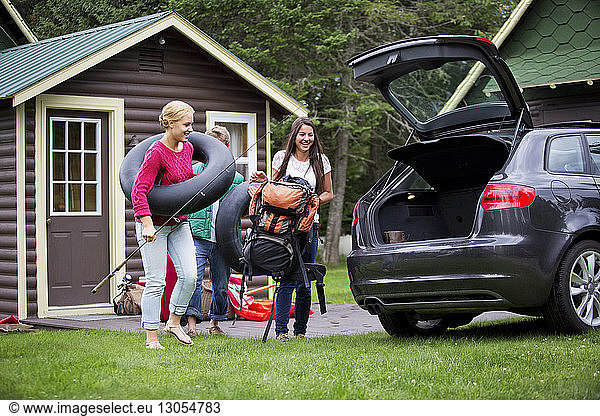 Glückliche Freunde laden Auto zum Camping