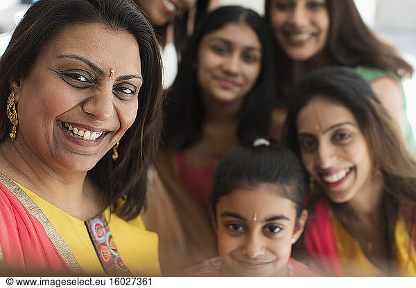 Glückliche indische Frauen und Mädchen in Bindis