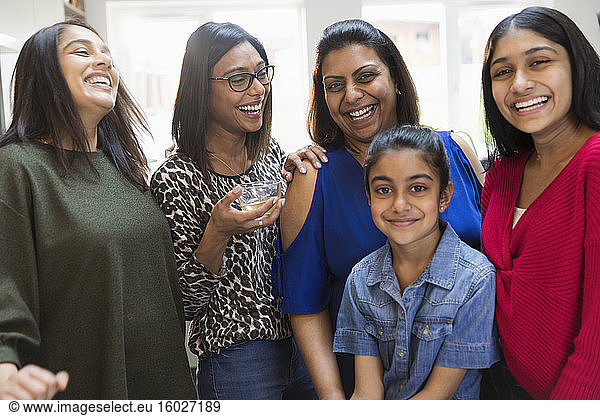 Glückliche indische Frauen und Töchter
