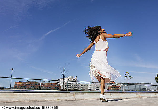 Glückliche junge Frau tanzt