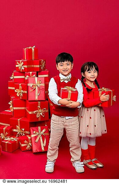 Glückliche Kinder erhielten viele Neujahrsgeschenke