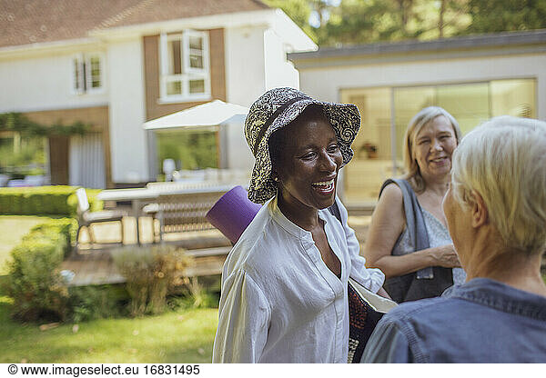 Glückliche ältere Frauen Freunde mit Yoga-Matte im Sommer Garten