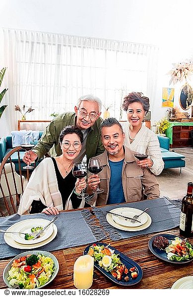 Glückliche Mahlzeiten für ältere Menschen