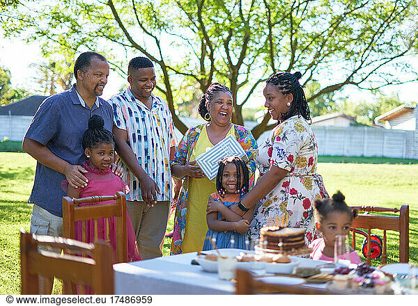 Glückliche Mehrgenerationen-Familie feiert Geburtstag im Hinterhof