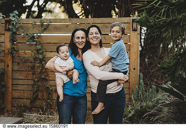 Glückliche nicht-traditionelle Familie im Freien mit zwei Müttern und zwei Kindern