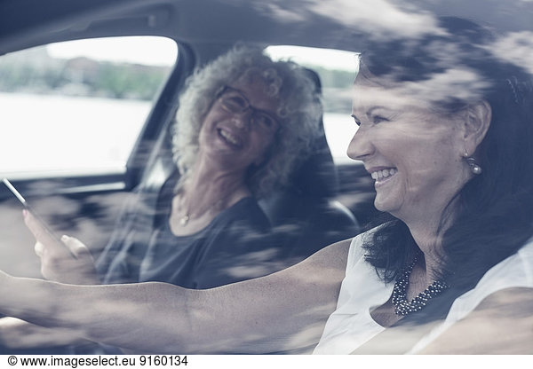 Glückliche Seniorinnen genießen Roadtrip