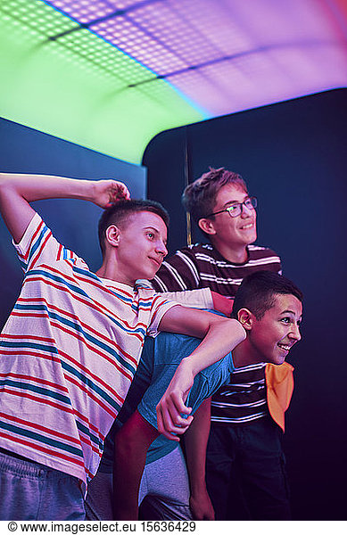 Glückliche Teenager-Freunde in einer Fotokabine