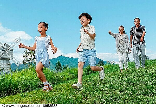 Glücklicher alter Mann und die Kinder beim Spaziergang im Freien