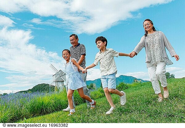 Glücklicher alter Mann und die Kinder beim Spaziergang im Freien