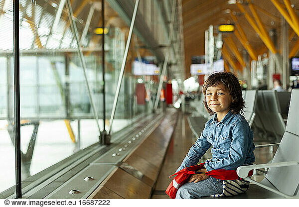 Glücklicher Junge in Spaniens Flughafensitz