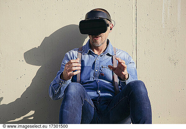 Glücklicher Mann mit VR-Brille